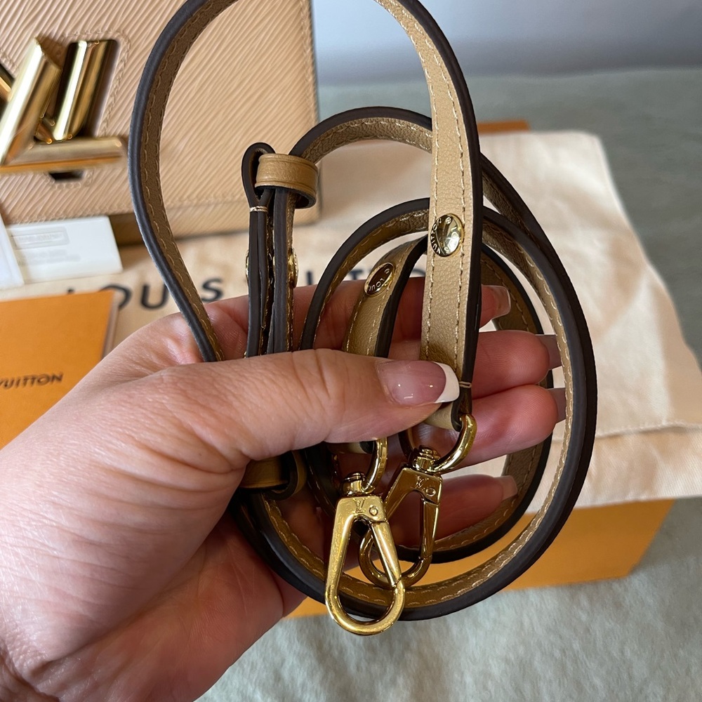 ✨Stunning Louis Vuitton Twist MM✨ - Picture 11 of 12